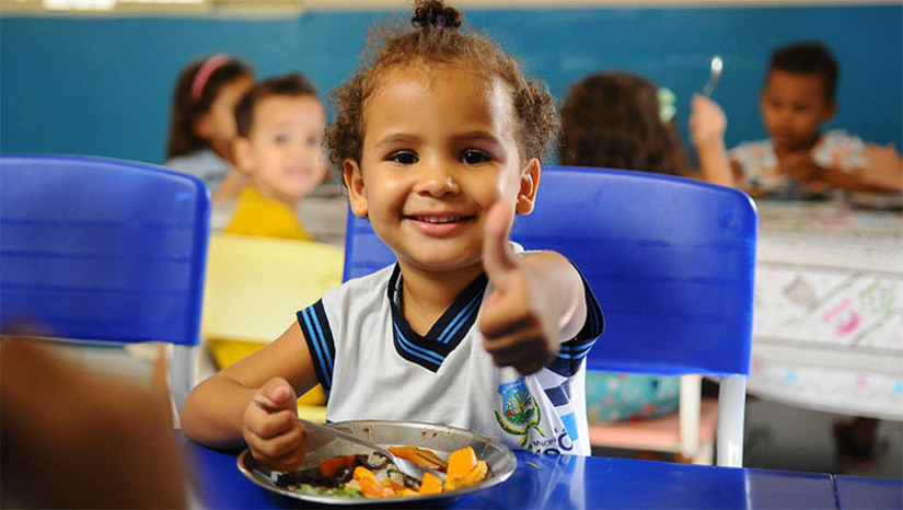 Imagem 1 -  PMM introduz mais 20 toneladas de alimentos da agricultura familiar no cardápio das UEIs. A partir de chamada pública realizada pela Secretaria Municipal de Educação (SME), foram inseridos na alimentação escolar itens como arroz da terra, couve folha, feijão de corda, feijão verde e milho verde, produtos oriundos da agricultura familiar. “A inserção desses novos gêneros é importante para melhorar a qualidade, a variedade e o valor nutricional das refeições, além de valorizar e incentivar a produção local. Os gêneros produzidos pelos agricultores familiares estão cada vez mais presentes na alimentação escolar das nossas unidades de ensino, ofertando produtos in natura e minimamente processados”, destaca Shirlley Martins, coordenadora de Alimentação e Nutrição Escolar da SME.