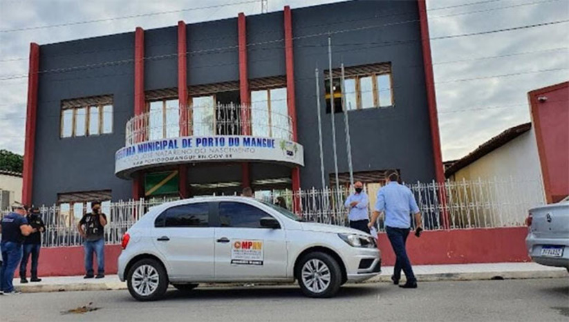Imagem 1 -  Município de pouco mais de 5 mil habitantes na região do Vale do Açu, Porto do Mangue enfrenta séria instabilidade administrativa depois que o prefeito Sael Melo foi afastado a pedido do Ministério Público Estadual por crime de corrupção (processo tramita na Justiça).    A Câmara chegou a empossar o vice-prefeito Francisco Faustino no cargo, numa sessão que terminou sendo anulada pela Justiça. Nesta mesma decisão, a justiça determinou o retorno de Sael ao comando do município. Ao reassumir, precisou decretar calamidade administrativa.    Veja mais 