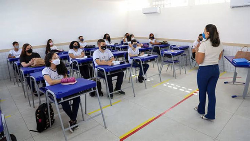 Imagem 1 - A medida atinge servidores efetivos nos cargos de Professor e de Especialista de Educação que desempenhem, no âmbito das unidades escolares de educação básica e da Secretaria de Estado da Educação, da Cultura, do Esporte e do Lazer (Seec), incluindo as Diretorias Regionais de Ensino e Cultura (Direc) e as Diretorias Regionais de Alimentação Escolar (Drae), as atividades de docência ou as de apoio pedagógico à docência, compreendendo as funções educacionais de direção; administração; planejamento; inspeção; supervisão; orientação; e coordenação. Imagem 1 - A medida atinge servidores efetivos nos cargos de Professor e de Especialista de Educação que desempenhem, no âmbito das unidades escolares de educação básica e da Secretaria de Estado da Educação, da Cultura, do Esporte e do Lazer (Seec), incluindo as Diretorias Regionais de Ensino e Cultura (Direc) e as Diretorias Regionais de Alimentação Escolar (Drae), as atividades de docência ou as de apoio pedagógico à docência, compreendendo as funções educacionais de direção; administração; planejamento; inspeção; supervisão; orientação; e coordenação.