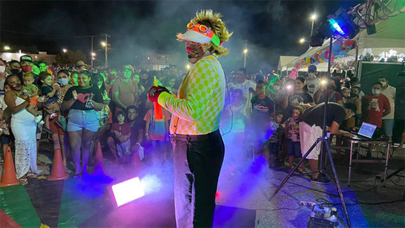 Imagem 1 - O evento vai reunir as crianças das zonas urbana e rural do município e contará com trio elétrico na Rua Josué dias com o show de Penélope Charmosa, brincadeiras com bola, bambolê, música, dança e muita diversão. Outras atrações são a apresentação do robô Cybertron, que tem três metros de altura, efeitos especiais e é equipado com laser, além da participação especial do Coral da Escola de Artes de Mossoró. Imagem 1 - O evento vai reunir as crianças das zonas urbana e rural do município e contará com trio elétrico na Rua Josué dias com o show de Penélope Charmosa, brincadeiras com bola, bambolê, música, dança e muita diversão. Outras atrações são a apresentação do robô Cybertron, que tem três metros de altura, efeitos especiais e é equipado com laser, além da participação especial do Coral da Escola de Artes de Mossoró.