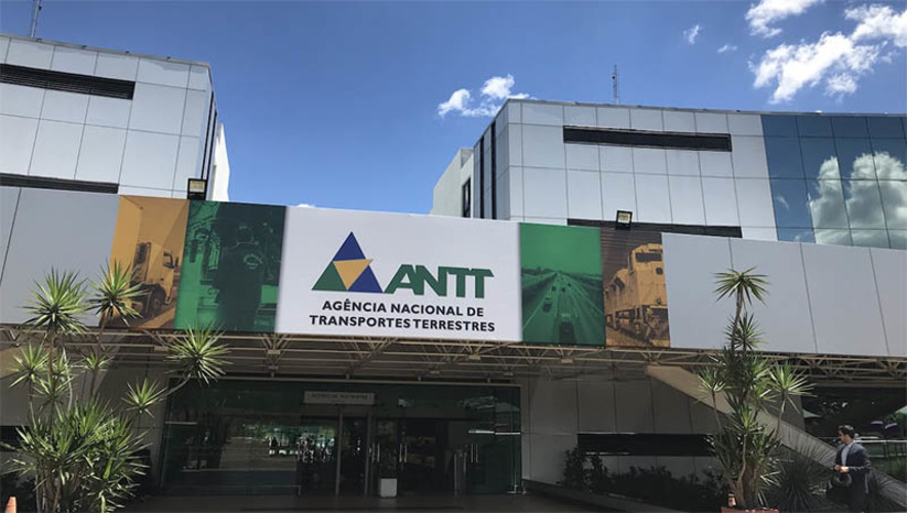   [COLUNA ESPLANADA] A turma comissionada do 2º escalão da Agência Nacional de Transportes Terrestres quer garantir bons contratos para parceiros, se o Governo atual não se reeleger. Só para a renovação do aluguel da sede serão estupendos R$ 28,8 milhões – a agência não informa o período. As consultorias também renderão a terceirizados. “Serviços técnicos especializados de apoio em engenharia consultiva, gerenciamento e operação das demandas dos empreendimentos de ampliação de infraestrutura e logística e programas governamentais” (ufa!) custarão R$ 16 milhões apenas num contrato. Outros assinados do mesmo tipo, de R$ 3 milhões a R$ 6 milhões, abrangem “engenharia consultiva” para obras em estradas. Há curioso acordo de R$ 18,8 milhões para “Serviços de apoio administrativo para atendimento das necessidades da sede”. Em nota, a ANTT não detalha os acordos e informa que os contratos são públicos e “têm a finalidade de apoiar a sua missão institucional e atribuições legais”.
