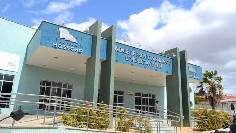 Imagem 1 -  7 pacientes nas UPAs, sendo um de UTI, aguardam transferência para o HRTM . Em entrevista concedida na manhã desta terça-feira (18), o prefeito de Mossoró, Allyson Bezerra, lamentou a situação do Hospital Regional Tarcísio Maia que, devido a superlotação, não consegue receber os pacientes que estão nas Unidades de Pronto Atendimento do Município, precisando serem regulados para receber atendimento especializado na unidade do Estado. O gestor cobrou a Comissão de Saúde da Câmara Municipal, que possa fazer um trabalho junto ao governo do estado, para que esta situação seja resolvida. 