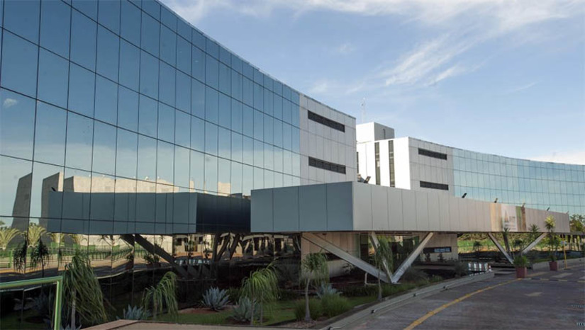 Imagem 1 -  [COLUNA ESPLANADA] Há mais de ano a Coluna vem revelando a situação dentro da Agência Nacional de Transportes Terrestres (ANTT). Contratos milionários – como o da renovação do aluguel da sede por R$ 28,8 milhões – relações suspeitas de comissionados com empresas fiscalizadas, acordos para mais de milhão de reais para simples consultorias terceirizadas sobre obras rodoviárias etc. Não deu outra. Ontem as viaturas da Polícia Federal, que sempre rondavam a garagem descaracterizadas, chegaram com giroflex ligado à sede da agência em Brasília. A operação sai dois dias depois de publicarmos a sanha da turma em dezenas de contratos de altos valores – estes, aliás, que ainda não estão na mira da PF. Ainda. A ANTT derrapa na pista no momento em que completa um ano a Súmula nº 11, muito criticada por fiscais, a qual impede apreensões em flagrantes (somente permite multas) e beneficia transportes clandestinos.