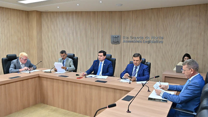 Imagem 1 - Comissão da AL autoriza a concessão de subsídio econômico a empresas de transporte público. O Projeto de Lei, aprovado nesta terça-feira (18) na Comissão de Constituição, Justiça e Redação da Assembleia Legislativa do Rio Grande do Norte, é de iniciativa do Governo do Estado. O relator Francisco do PT explicou que “a matéria pretende manter o valor da tarifa cobrada ao usuário, evitando possíveis aumentos, bem como auxiliar as empresas nas dificuldades enfrentadas nesse importante ramo de prestação de serviços”. Imagem 1 - Comissão da AL autoriza a concessão de subsídio econômico a empresas de transporte público. O Projeto de Lei, aprovado nesta terça-feira (18) na Comissão de Constituição, Justiça e Redação da Assembleia Legislativa do Rio Grande do Norte, é de iniciativa do Governo do Estado. O relator Francisco do PT explicou que “a matéria pretende manter o valor da tarifa cobrada ao usuário, evitando possíveis aumentos, bem como auxiliar as empresas nas dificuldades enfrentadas nesse importante ramo de prestação de serviços”.