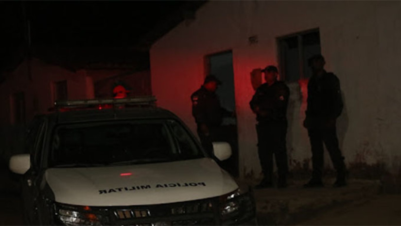 Imagem 1 - Em Caraúbas, Francisco Napoleão Fernandes, de 63 anos, foi surpreendidos pelos assassinos dentro de sua casa. Já o caso do adolescente, em Assu, estava numa oficinal no bairro Frutilândia quando teria sido baleado várias vezes e morrido. Os dois casos serão investigados pela Polícia Civil destas duas cidades Imagem 1 - Em Caraúbas, Francisco Napoleão Fernandes, de 63 anos, foi surpreendidos pelos assassinos dentro de sua casa. Já o caso do adolescente, em Assu, estava numa oficinal no bairro Frutilândia quando teria sido baleado várias vezes e morrido. Os dois casos serão investigados pela Polícia Civil destas duas cidades
