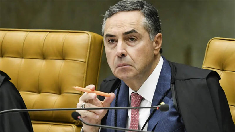 Imagem 1 -  [COLUNA ESPLANADA] A decisão monocrática do ministro Luís Roberto Barroso, do STF, de liberar o transporte coletivo gratuito no dia da eleição, 30 de outubro, é um tiro no pé do Judiciário. Ao atender pedido do Rede Sustentabilidade, alegando que os pobres não conseguirão votar, Barroso cai em contradição por afronta à lei que proíbe condução de eleitores em dia de pleito organizada por qualquer parte interessada. Há centenas de prefeitos aliados de Lula da Silva (PT) e Jair Bolsonaro (PL) que poderão subsidiar o transporte coletivo e lotar veículos de todo modelo com a condição de que o eleitor transportado vote em seu candidato. Além da já difícil fiscalização, o Brasil poderá assistir dia 30 uma caravana de ônibus e vans bancadas por candidatos – derrotados ou já eleitos – levando eleitores para a seção, o que a lei eleitoral não permite. A canetada de Barroso abre um precedente perigoso na Justiça Eleitoral. Que vai beneficiar ambos os candidatos à Presidência e atropelar a legislação.