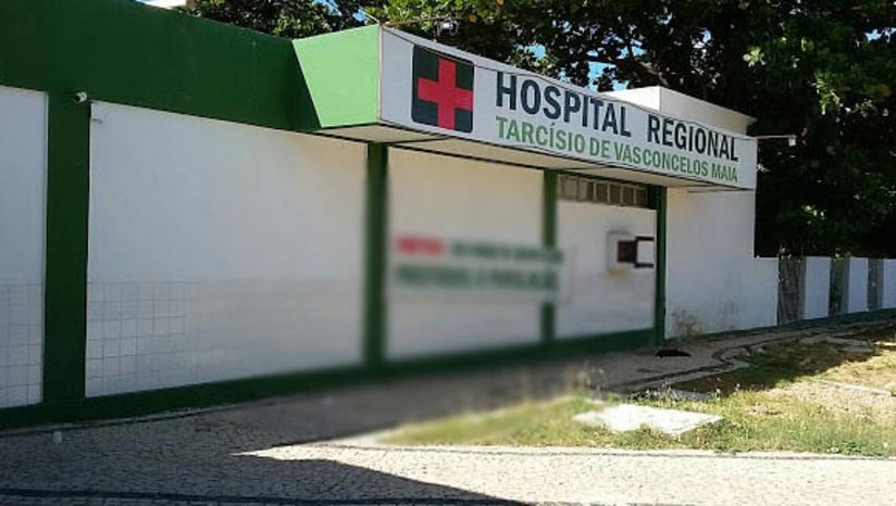 Imagem 1 - Sesap diz que trabalha para ampliar acesso ao HRTM e lembra que unidade atende mais de 60 municípios. Por meio de nota, a Coordenadoria de Regulação em Saúde e Avaliação da Secretaria de Saúde do RN explicou a situação da falta de leitos para atendimento imediato a pacientes que aguardam uma vaga nas UPAs de Mossoró. O questionamento foi feito pelo prefeito do município, terça-feira (18). A Secretaria lembra que unidade de saúde, referência na região, é responsável por atender pacientes da 2ª, 6ª e 8ª regiões de saúde do estado, abrangendo mais de 60 municípios, priorizando os pacientes em situações mais graves. Diz, ainda, que vem trabalhando incansavelmente para a ampliação do acesso à saúde na região, com ações que envolvem, por exemplo, a expansão de leitos de retaguarda como a recente abertura do Hospital da Polícia Militar de Mossoró. Imagem 1 - Sesap diz que trabalha para ampliar acesso ao HRTM e lembra que unidade atende mais de 60 municípios. Por meio de nota, a Coordenadoria de Regulação em Saúde e Avaliação da Secretaria de Saúde do RN explicou a situação da falta de leitos para atendimento imediato a pacientes que aguardam uma vaga nas UPAs de Mossoró. O questionamento foi feito pelo prefeito do município, terça-feira (18). A Secretaria lembra que unidade de saúde, referência na região, é responsável por atender pacientes da 2ª, 6ª e 8ª regiões de saúde do estado, abrangendo mais de 60 municípios, priorizando os pacientes em situações mais graves. Diz, ainda, que vem trabalhando incansavelmente para a ampliação do acesso à saúde na região, com ações que envolvem, por exemplo, a expansão de leitos de retaguarda como a recente abertura do Hospital da Polícia Militar de Mossoró.