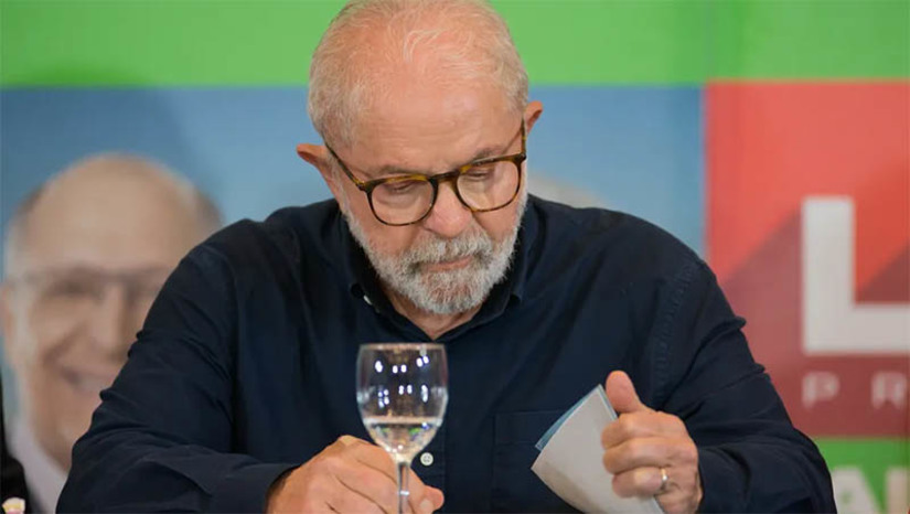   [COLUNA ESPLANADA] Duas novas pesquisas nacionais divulgadas acenderam o alerta vermelho no comitê de Lula da Silva (PT). O candidato petista que liderava com folga as sondagens no 1º turno agora vê o presidente Jair Bolsonaro (PL) colado em seu nome nos índices. A despeito de o Datafolha de quarta (18) cravar 49% para Lula e 45% para Bolsonaro, a margem de erro já surge como um fantasma no staff. O susto se confirmou ontem com a nova rodada da Paraná Pesquisas – o instituto é o que menos tem errado nas análises desde 2016, e acertou o cenário no 1º turno num dos levantamentos antes da eleição. A Paraná cravou ontem empate técnico entre os dois, com leve vantagem para Lula na estimulada (46,9%), contra Bolsonaro (44,5%), com margem de erro de 2.2 pontos percentuais. Os staffs de ambos não vão mudar a estratégia. Continuarão ataques entre eles no programa nas TVs e viagens a capitais do Sudeste atrás dos indecisos e para converter votos de quem votou nos adversários, em branco ou anulou o voto.