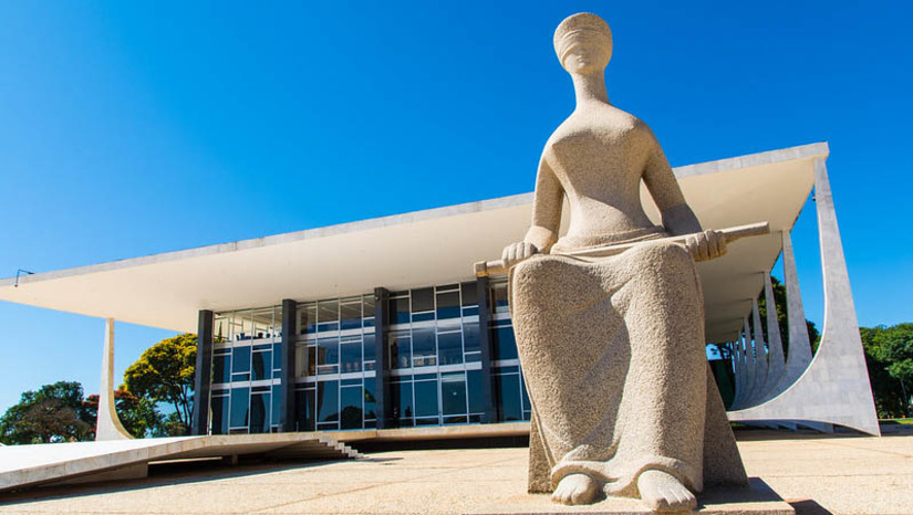 Imagem 1 - Decisão que mantém resolução do TSE sobre combate à desinformação vai a referendo do Plenário. A sessão, convocada pela presidente do Supremo Tribunal Federal (STF), ministra Rosa Weber, terá início à 0h desta terça-feira (25) e finalizará às 23h59 do mesmo dia. A resolução proíbe a divulgação ou o compartilhamento de fatos inverídicos ou gravemente descontextualizados que atinjam a integridade do processo eleitoral e prevê que o TSE pode determinar às plataformas digitais a remoção imediata (em até duas horas) do conteúdo, sob pena de multa de R$ 100 mil a R$ 150 mil por hora de descumprimento. Imagem 1 - Decisão que mantém resolução do TSE sobre combate à desinformação vai a referendo do Plenário. A sessão, convocada pela presidente do Supremo Tribunal Federal (STF), ministra Rosa Weber, terá início à 0h desta terça-feira (25) e finalizará às 23h59 do mesmo dia. A resolução proíbe a divulgação ou o compartilhamento de fatos inverídicos ou gravemente descontextualizados que atinjam a integridade do processo eleitoral e prevê que o TSE pode determinar às plataformas digitais a remoção imediata (em até duas horas) do conteúdo, sob pena de multa de R$ 100 mil a R$ 150 mil por hora de descumprimento.
