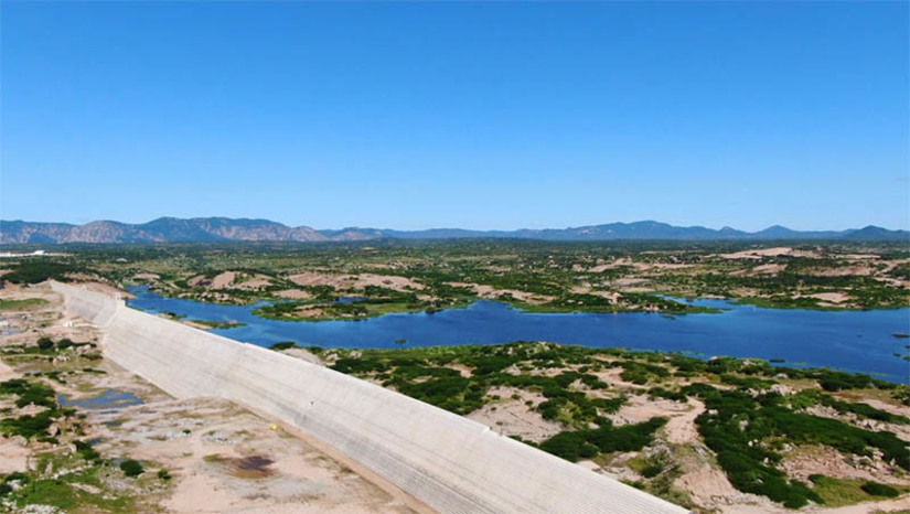 Imagem 1 - Governo Federal deixa de repassar R$ 146 milhõe e provoca atraso na última etapa das obras de Oiticica. A ausência dos recursos impossibilita o cumprimento do cronograma e entrega das obras em dezembro deste ano, como prevê o contrato, do qual o Governo do Estado é o gestor. Diante desse cenário, o Governo do RN, através da Secretaria de Estado do Meio Ambiente e dos Recursos Hídricos, que executa a obra, foi obrigado a solicitar ao Governo Federal a prorrogação do termo de compromisso 001/2013 para a construção da barragem Oiticica. Imagem 1 - Governo Federal deixa de repassar R$ 146 milhõe e provoca atraso na última etapa das obras de Oiticica. A ausência dos recursos impossibilita o cumprimento do cronograma e entrega das obras em dezembro deste ano, como prevê o contrato, do qual o Governo do Estado é o gestor. Diante desse cenário, o Governo do RN, através da Secretaria de Estado do Meio Ambiente e dos Recursos Hídricos, que executa a obra, foi obrigado a solicitar ao Governo Federal a prorrogação do termo de compromisso 001/2013 para a construção da barragem Oiticica.