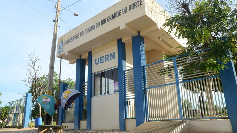 Imagem 1 - Universidades do RN disponibilizam vagas em PSS para professores substitutos. Há vagas para a UERN e UFRN. Na UFRN, o edital prevê vagas para cadastro de reserva nos campi de Natal, Macaíba, Santa Cruz, Currais Novos e Caicó, com regimes de trabalho de 20 ou 40 horas semanais. Já na UERN, estão sendo ofertadas 27 vagas para contratação temporária de professores. As oportunidades são para os campi de Mossoró, Assu, Caicó, Natal, Patu e Pau dos Ferros; confira os editais e saiba como se inscrever. Imagem 1 - Universidades do RN disponibilizam vagas em PSS para professores substitutos. Há vagas para a UERN e UFRN. Na UFRN, o edital prevê vagas para cadastro de reserva nos campi de Natal, Macaíba, Santa Cruz, Currais Novos e Caicó, com regimes de trabalho de 20 ou 40 horas semanais. Já na UERN, estão sendo ofertadas 27 vagas para contratação temporária de professores. As oportunidades são para os campi de Mossoró, Assu, Caicó, Natal, Patu e Pau dos Ferros; confira os editais e saiba como se inscrever.