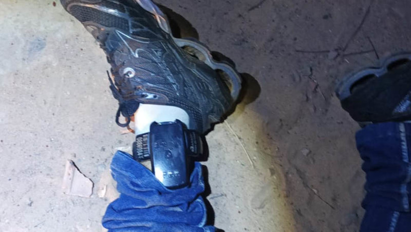 Imagem 1 - O crime aconteceu por volta das 18h15 desta sexta-feira (28), em uma região conhecida como “Beco da Morte”. A vítima é um indivíduo preso de justiça, em liberdade monitorada por tornozeleira eletrônica. A identidade da vítima foi confirmada pela Polícia Militar como sendo Ivanilson Lucas de Paula, que responde por crimes como assaltos à mão armada e também homicidio. Imagem 1 - O crime aconteceu por volta das 18h15 desta sexta-feira (28), em uma região conhecida como “Beco da Morte”. A vítima é um indivíduo preso de justiça, em liberdade monitorada por tornozeleira eletrônica. A identidade da vítima foi confirmada pela Polícia Militar como sendo Ivanilson Lucas de Paula, que responde por crimes como assaltos à mão armada e também homicidio.