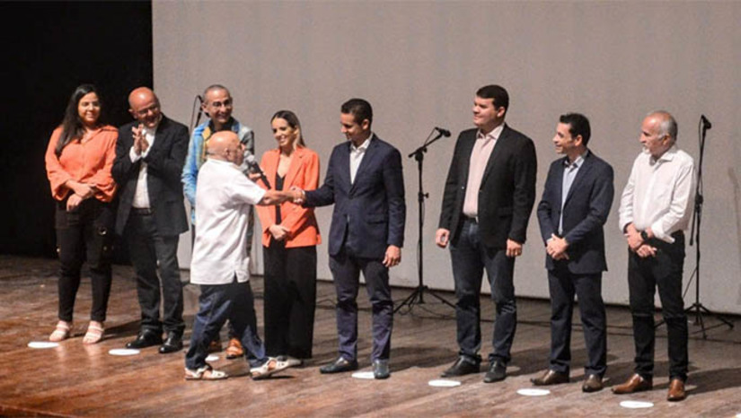 Imagem 1 - “É um grande orgulho estar aqui, e eu digo isso enquanto artista, enquanto Cia Rascunho, porque o Dix-huit Rosado é nossa casa. É um orgulho imenso a gente ter essa responsabilidade de participar da reinauguração da nossa casa. É aquele sentimento de volta para casa mesmo e ser bem-vindo”, pontuou o ator Eric Venancio, cofundador da Cia Rascunho. Imagem 1 - “É um grande orgulho estar aqui, e eu digo isso enquanto artista, enquanto Cia Rascunho, porque o Dix-huit Rosado é nossa casa. É um orgulho imenso a gente ter essa responsabilidade de participar da reinauguração da nossa casa. É aquele sentimento de volta para casa mesmo e ser bem-vindo”, pontuou o ator Eric Venancio, cofundador da Cia Rascunho.