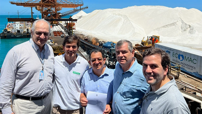 Imagem 1 - CODERN faz entrega oficial do Porto Ilha de Areia Branca ao grupo Intersal. O TERSAB (Porto Ilha de Areia Branca) era o único Terminal do Brasil ainda operado pelo Poder Público, sendo necessário anualmente aportes financeiros dos cofres públicos para reparos e ampliação. Com o arrendamento, recebe uma série de investimentos e modernização em sua infraestrutura. O TERSAB passa a se chamar TSI (Terminal Salineiro Intersal). Até então se chamava de Porto Ilha, por onde é escoado quase toda a produção de sal do Rio Grande do Norte, algo em torno de 6 milhões de toneladas de sal ao ano, para a indústria química do Brasil para outros países, em especial para o uso o sal marinho para degelo, como o leste dos Estados Unidos da América. Imagem 1 - CODERN faz entrega oficial do Porto Ilha de Areia Branca ao grupo Intersal. O TERSAB (Porto Ilha de Areia Branca) era o único Terminal do Brasil ainda operado pelo Poder Público, sendo necessário anualmente aportes financeiros dos cofres públicos para reparos e ampliação. Com o arrendamento, recebe uma série de investimentos e modernização em sua infraestrutura. O TERSAB passa a se chamar TSI (Terminal Salineiro Intersal). Até então se chamava de Porto Ilha, por onde é escoado quase toda a produção de sal do Rio Grande do Norte, algo em torno de 6 milhões de toneladas de sal ao ano, para a indústria química do Brasil para outros países, em especial para o uso o sal marinho para degelo, como o leste dos Estados Unidos da América.