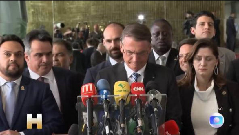 Imagem 1 - Bolsonaro reconhece derrota e critica movimento de seus eleitores fechando estradas. Para o presidente Bolsonaro, quem causa baderna é a turma da esquerda. Após ler o texto rápido, Bolsonaro saiu com seus ministros, ficando apenas Ciro Nogueira para dizer que quinta-feira que vem vai iniciar a transição de governo com a presidente do PT Gleisi Hoffmann. Imagem 1 - Bolsonaro reconhece derrota e critica movimento de seus eleitores fechando estradas. Para o presidente Bolsonaro, quem causa baderna é a turma da esquerda. Após ler o texto rápido, Bolsonaro saiu com seus ministros, ficando apenas Ciro Nogueira para dizer que quinta-feira que vem vai iniciar a transição de governo com a presidente do PT Gleisi Hoffmann.