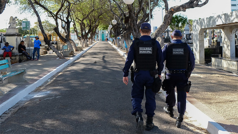 Imagem 1 - A "Operação Finados" contará com pontos fixos da Guarda Municipal nos cemitérios localizados nas áreas urbana e rural, com efetivo a partir desta terça-feira, 1º de novembro. De acordo com Cledinilson Morais, secretário de Segurança, os dois maiores cemitérios públicos da cidade, o São Sebastião, no bairro Centro, e o Novo Tempo, no bairro Aeroporto, receberão segurança reforçada a partir desta terça-feira. O titular enfatiza que os cemitérios da zona rural também terão segurança Imagem 1 - A "Operação Finados" contará com pontos fixos da Guarda Municipal nos cemitérios localizados nas áreas urbana e rural, com efetivo a partir desta terça-feira, 1º de novembro. De acordo com Cledinilson Morais, secretário de Segurança, os dois maiores cemitérios públicos da cidade, o São Sebastião, no bairro Centro, e o Novo Tempo, no bairro Aeroporto, receberão segurança reforçada a partir desta terça-feira. O titular enfatiza que os cemitérios da zona rural também terão segurança