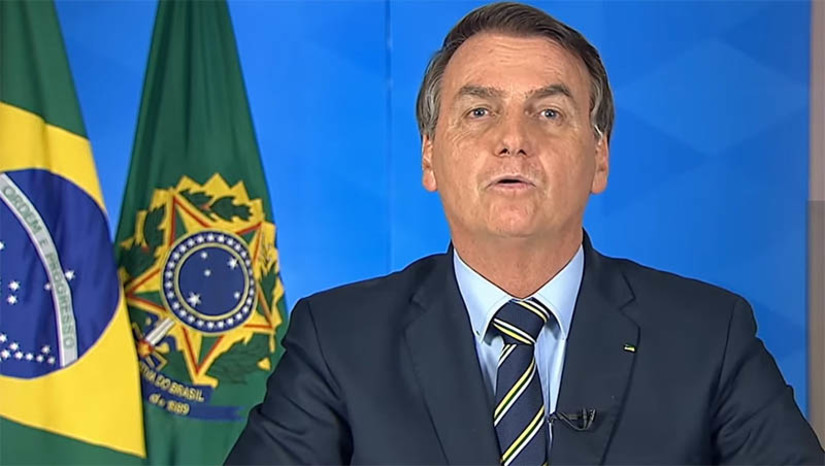 Imagem 1 -  [COLUNA ESPLANADA] Jair Bolsonaro cuidou de seu futuro. Como revelou a Coluna ontem em sua versão online, na reunião que teve com o ‘dono’ do PL, seu partido, Valdemar da Costa Neto, ele tratou de se blindar a partir de janeiro. E só então se pronunciou à nação no Alvorada. Segundo fontes do Governo, a blindagem caberá a Valdemar através do PL. O partido deve dar garantias a Bolsonaro a partir de 1º de janeiro, como uma casa alugada no Lago Sul em Brasília, um pagamento mensal como conselheiro do partido e defesa jurídica, disponibilizando uma conhecida banca advocatícia da capital para cuidar dos atuais 58 processos que ele responde no STF, e os quais devem “descer” para a 1ª instância. Bolsonaro não tem onde morar em Brasília, se quiser ficar na capital. Mas tem outros destinos os quais a família sugere, a fim de submergir por alguns meses.