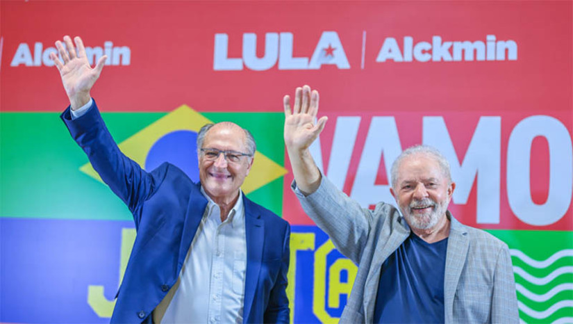   [COLUNA ESPLANADA] O presidente da República será Lula da Silva (PT), em seu 3º mandato, mas quem vai tocar o dia-a-dia do Governo será Geraldo Alckmin (PSB). A “mão na massa” desta vez caberá ao vice, incumbido pelo futuro chefe da nação de segurar a administração da gestão. Tanto será que Lula já elencou Alckmin para comandar a transição de Governo. O petista quer viajar o Brasil em nova caravana, como já fez quando assumiu o 1º mandato em 2003, e trabalhar os programas sociais para erradicar a fome. Vai rodar o mundo, também, para tentar limpar sua biografia após os processos judiciais e levar o discurso de que o Brasil vai atuar forte para preservar o meio ambiente, a despeito do crescimento do agronegócio e da mineração que impulsionam as exportações.