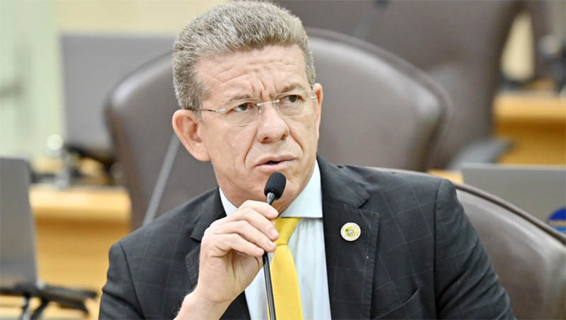 Imagem 1 - Deputado celebra envio à ALRN de projeto que atualizar os critérios para ingresso nas Corporações Militares. De acordo com o deputado Subtenente Eliabe (SDD) projeto de lei, de autoria do Governo do RN, reconhece o tecnólogo como nível superior para ingresso nas corporações militares do estado, além de alterar a idade mínima de 30 para 35 anos. Se aprovada, a iniciativa altera o edital recém publicado para concurso público para provimento de cargos no Corpo de Bombeiros Militar do RN. “Aqui na Assembleia seguiremos acompanhando o projeto para que possa caminhar de forma célere, haja vista a sua relevância para a sociedade. Sabemos que um dos grandes problemas na segurança do RN é a falta de efetivo. Dessa forma, peço o apoio dos deputados desta Casa para que deem a atenção que essa matéria requer”, disse o deputado. Imagem 1 - Deputado celebra envio à ALRN de projeto que atualizar os critérios para ingresso nas Corporações Militares. De acordo com o deputado Subtenente Eliabe (SDD) projeto de lei, de autoria do Governo do RN, reconhece o tecnólogo como nível superior para ingresso nas corporações militares do estado, além de alterar a idade mínima de 30 para 35 anos. Se aprovada, a iniciativa altera o edital recém publicado para concurso público para provimento de cargos no Corpo de Bombeiros Militar do RN. “Aqui na Assembleia seguiremos acompanhando o projeto para que possa caminhar de forma célere, haja vista a sua relevância para a sociedade. Sabemos que um dos grandes problemas na segurança do RN é a falta de efetivo. Dessa forma, peço o apoio dos deputados desta Casa para que deem a atenção que essa matéria requer”, disse o deputado.
