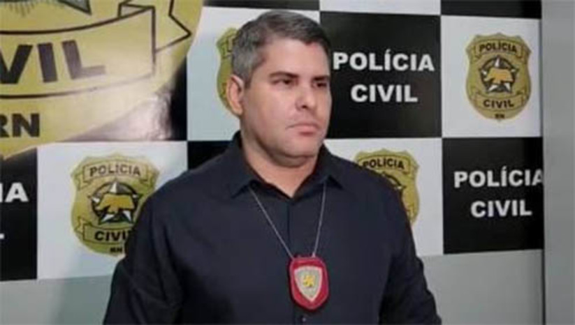 Imagem 1 - Polícia Civil elucida homicídio ocorrido em agosto no bairro Sumaré, em Mossoró. De acordo com o titular da Delegacia de Homicídios de Mossoró, Delegado Rafael Arraes, o crime já estava elucidado há alguns dias, mas aguardava o mandado de prisão ser expedido e cumprido para divulgar o caso. Ainda segundo o delegado, um dos autores, preso nesta quinta-feira (3), é um homem identificado como Francisco Mucio. Ele já se encontra na Cadeia Pública de Mossoró, onde ficará à disposição da justiça para responder pelo homicídio de Nikolas Yuri Bezerra Fernandes, de 22 anos, crime ocorrido no dia 30 de agosto de 2022. Outras pessoas que teriam participado da ação ainda não foram pronunciadas. Imagem 1 - Polícia Civil elucida homicídio ocorrido em agosto no bairro Sumaré, em Mossoró. De acordo com o titular da Delegacia de Homicídios de Mossoró, Delegado Rafael Arraes, o crime já estava elucidado há alguns dias, mas aguardava o mandado de prisão ser expedido e cumprido para divulgar o caso. Ainda segundo o delegado, um dos autores, preso nesta quinta-feira (3), é um homem identificado como Francisco Mucio. Ele já se encontra na Cadeia Pública de Mossoró, onde ficará à disposição da justiça para responder pelo homicídio de Nikolas Yuri Bezerra Fernandes, de 22 anos, crime ocorrido no dia 30 de agosto de 2022. Outras pessoas que teriam participado da ação ainda não foram pronunciadas.