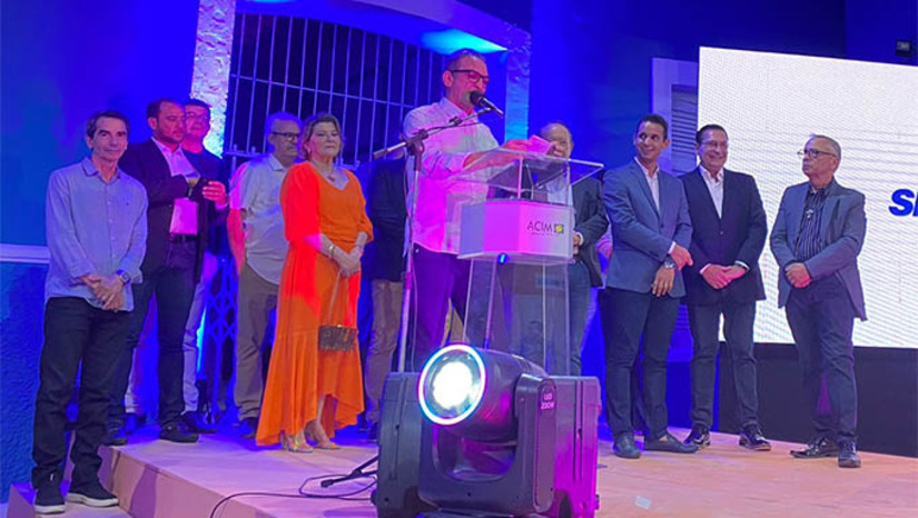 Imagem 1 - O prefeito Allyson Bezerra, em seu discurso na solenidade de abertura da Ficro 2022, ressaltou que, em 2023, o município de vai fazer o maior e mais importante investimento em educação de sua história: climatizar todas as salas de aula e de professor das 97 escolas do município, melhorando assim as condições de aprendizado dos alunos e de ensino dos professores tanto da cidade como da zona rural; Neste ano de 2022, a Ficro destaca da castronomia regionial a Construção Civil Imagem 1 - O prefeito Allyson Bezerra, em seu discurso na solenidade de abertura da Ficro 2022, ressaltou que, em 2023, o município de vai fazer o maior e mais importante investimento em educação de sua história: climatizar todas as salas de aula e de professor das 97 escolas do município, melhorando assim as condições de aprendizado dos alunos e de ensino dos professores tanto da cidade como da zona rural; Neste ano de 2022, a Ficro destaca da castronomia regionial a Construção Civil