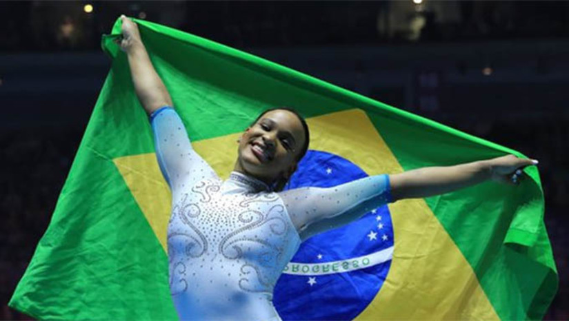 Imagem 1 - Para garantir a conquista, a brasileira somou o total de 56,899 pontos, com destaque para os 15,166 pontos obtidos no salto, aparelho no qual já havia garantido outra medalha dourada na última edição do Mundial, em 2021 em Kitakyushu (Japão), e no qual a atleta do Flamengo é a atual detentora do ouro olímpico (em Tóquio, Rebeca também levou para casa uma prata no individual geral). Imagem 1 - Para garantir a conquista, a brasileira somou o total de 56,899 pontos, com destaque para os 15,166 pontos obtidos no salto, aparelho no qual já havia garantido outra medalha dourada na última edição do Mundial, em 2021 em Kitakyushu (Japão), e no qual a atleta do Flamengo é a atual detentora do ouro olímpico (em Tóquio, Rebeca também levou para casa uma prata no individual geral).