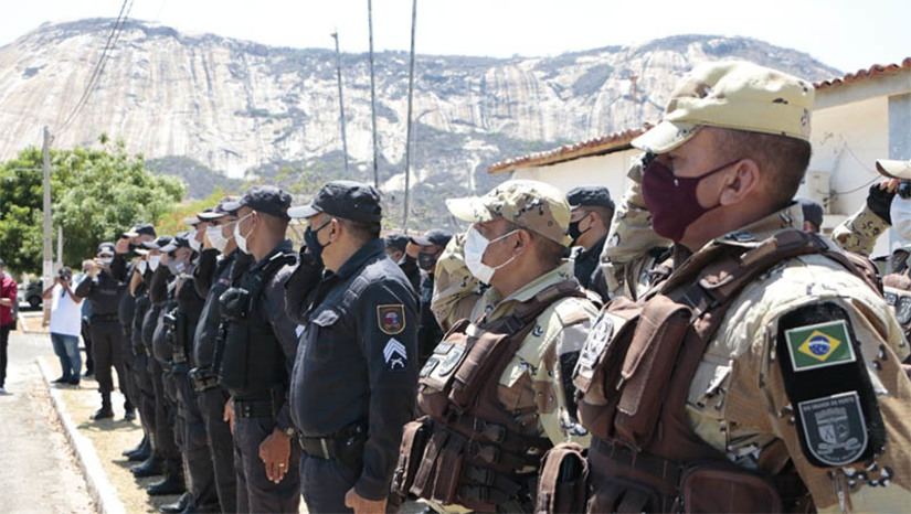 Imagem 1 - Governo do RN propõe novos critérios para ingresso em corporações militares do Estado. A proposta, encaminhada para apreciação da ALRN, visa a revisão de critérios como altura mínima, idades mínimas e máximas, além do tipo de curso de graduação superior exigido. Para ingresso nos quadros de praças da Polícia Militar ou no Corpo de Bombeiros, por exemplo, o candidato aprovado em concurso público, que passar por curso de formação, deve ter entre 21 e 35 anos de idade e graduação em nível superior, nos graus bacharelado, licenciatura ou tecnólogo. Mesmas exigências são feitas para ingresso nos quadros de praças músicos, que precisarão ter comprovada habilitação técnica no instrumento exigido e, ainda, de praças de saúde, a quem também se exigirá comprovada habilitação técnica, acompanhada de registro no conselho profissional da categoria. Imagem 1 - Governo do RN propõe novos critérios para ingresso em corporações militares do Estado. A proposta, encaminhada para apreciação da ALRN, visa a revisão de critérios como altura mínima, idades mínimas e máximas, além do tipo de curso de graduação superior exigido. Para ingresso nos quadros de praças da Polícia Militar ou no Corpo de Bombeiros, por exemplo, o candidato aprovado em concurso público, que passar por curso de formação, deve ter entre 21 e 35 anos de idade e graduação em nível superior, nos graus bacharelado, licenciatura ou tecnólogo. Mesmas exigências são feitas para ingresso nos quadros de praças músicos, que precisarão ter comprovada habilitação técnica no instrumento exigido e, ainda, de praças de saúde, a quem também se exigirá comprovada habilitação técnica, acompanhada de registro no conselho profissional da categoria.