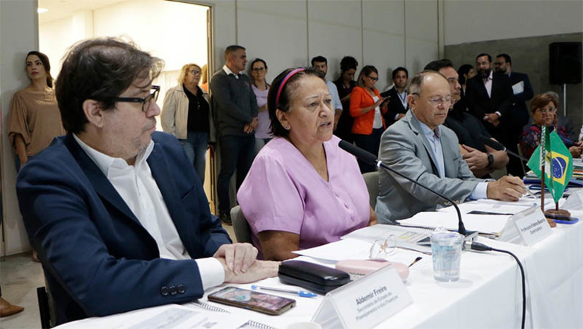 Imagem 1 - Governo solicita aos parlamentares federais do RN emendas para investimento em saúde e estradas. Em reunião do Centro de Convenções de Natal, Fátima solicitou aos deputados federais e senadores a inclusão de emendas coletivas prioritariamente para investimentos nas duas áreas. Para a saúde, a governadora enfatizou a importância da construção de um novo hospital de traumas para atender a região metropolitana de Natal. Quanto às estradas, diante da grande necessidade de reconstrução e ampliação da malha viária do Estado, Fátima apresentou estudos elaborados pela Secretaria de Estado da Infraestrutura (SIN) que preveem aplicação de R$ 1,150 bilhão na recuperação, conservação e abertura de novos trechos rodoviários. Imagem 1 - Governo solicita aos parlamentares federais do RN emendas para investimento em saúde e estradas. Em reunião do Centro de Convenções de Natal, Fátima solicitou aos deputados federais e senadores a inclusão de emendas coletivas prioritariamente para investimentos nas duas áreas. Para a saúde, a governadora enfatizou a importância da construção de um novo hospital de traumas para atender a região metropolitana de Natal. Quanto às estradas, diante da grande necessidade de reconstrução e ampliação da malha viária do Estado, Fátima apresentou estudos elaborados pela Secretaria de Estado da Infraestrutura (SIN) que preveem aplicação de R$ 1,150 bilhão na recuperação, conservação e abertura de novos trechos rodoviários.