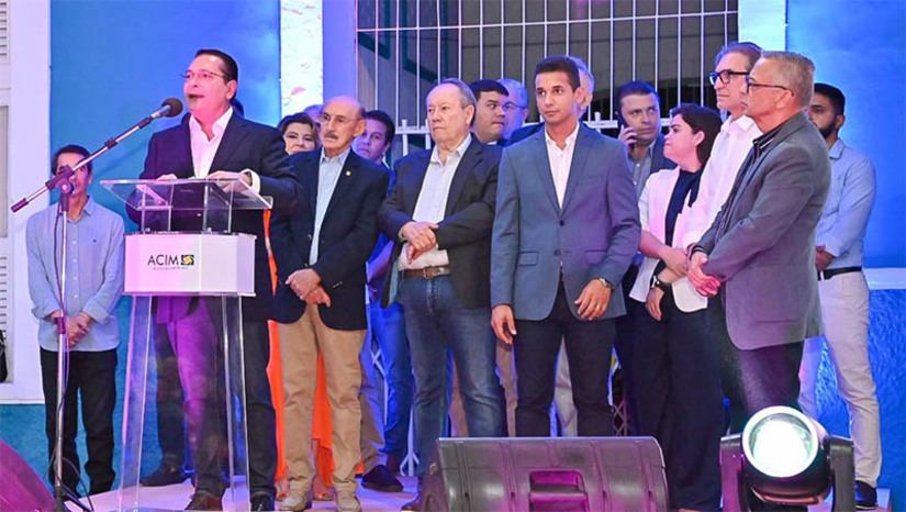 Imagem 1 - Presidente da ALRN afirma que a Ficro se consolidou como uma vitrine para as empresas no Estado. “São 34 anos de bons negócios. Pelo que ouvi das lideranças empresariais e constatei ao vislumbrar a participação dos expositores a expectativa de que essa seja uma das maiores edições do evento vai se confirmar”, disse Ezequiel Ferreira, que participou da abertura do evento na noite desta quinta-feira (3), em Mossoró. A edição 2022 marca o retorno 100% presencial do evento, desde a pandemia de Covid-19. Imagem 1 - Presidente da ALRN afirma que a Ficro se consolidou como uma vitrine para as empresas no Estado. “São 34 anos de bons negócios. Pelo que ouvi das lideranças empresariais e constatei ao vislumbrar a participação dos expositores a expectativa de que essa seja uma das maiores edições do evento vai se confirmar”, disse Ezequiel Ferreira, que participou da abertura do evento na noite desta quinta-feira (3), em Mossoró. A edição 2022 marca o retorno 100% presencial do evento, desde a pandemia de Covid-19.