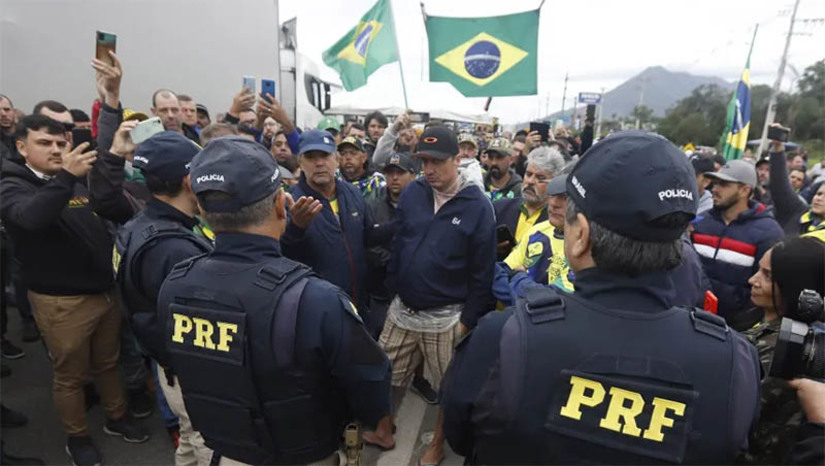 Imagem 1 -  MPF apura possível omissão de PRFs em manifestações nas rodovias do país. Nesta sexta-feira (4), cinco membros do MPF e representantes da PRF se reuniram, no Distrito Federal (DF), para que esclarecimentos sobre o caso fossem prestados. O MPF informou aos representantes da PRF os objetivos da requisição de instauração do inquérito instaurado pela unidade e que investigará supostos crimes contra o funcionamento das instituições democráticas e prevaricação. No encontro, a PRF esclareceu que não existem mais pontos de obstrução no DF e em alguns outros estados e que tem tomado as medidas para extinguir os bloqueios remanescentes no território nacional.