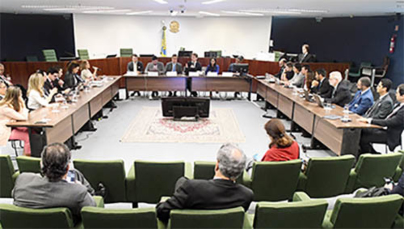 Imagem 1 - Estados e União vão discutir metodologia de compensação das perdas de arrecadação do ICMS. Em reunião realizada no STF, representantes dos estados se comprometeram a apresentar à União propostas de metodologia para a definição da forma de compensação das perdas decorrentes da redução da arrecadação do ICMS. O grupo, formado por determinação do ministro Gilmar Mendes no âmbito de duas ações em trâmite no STF, busca consenso acerca das normas, que, entre outros pontos, tratam das modalidades de alíquota de ICMS sobre combustíveis e da essencialidade de bens e serviços relativos a esse produto. Imagem 1 - Estados e União vão discutir metodologia de compensação das perdas de arrecadação do ICMS. Em reunião realizada no STF, representantes dos estados se comprometeram a apresentar à União propostas de metodologia para a definição da forma de compensação das perdas decorrentes da redução da arrecadação do ICMS. O grupo, formado por determinação do ministro Gilmar Mendes no âmbito de duas ações em trâmite no STF, busca consenso acerca das normas, que, entre outros pontos, tratam das modalidades de alíquota de ICMS sobre combustíveis e da essencialidade de bens e serviços relativos a esse produto.