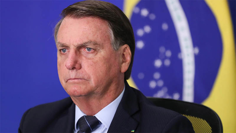   [COLUNA ESPLANADA] Apeado do Palácio da Alvorada por voto popular, o presidente Jair Bolsonaro (PL) não decidiu seu destino no dia 1º de Janeiro. Há opções de sobra, entre elas a casa onde residia num condomínio da Barra da Tijuca, no Rio de Janeiro – porém não recomendada pela segurança para um ex-chefe de nação. Especula-se o aluguel de mansão no Lago Sul em Brasília. Mas os mais próximos dizem que Bolsonaro vai submergir (literalmente) e pescar na praia: morar por uns meses numa ilha de um amigo recém-adquirida em Angra dos Reis, onde terá mais segurança e a privacidade necessárias. Politicamente, ele quer participar como conselheiro do governo de Tarcísio de Freitas, em São Paulo, onde poderá ter a vitrine para manter o espírito bolsonarista aloprado que nasceu na sua gestão. Há quem o aconselhe a fundar partido para chamar de seu – o que tentou sem sucesso antes da candidatura à reeleição. Tempo para isso Bolsonaro terá. E muito dinheiro de amigos, idem.