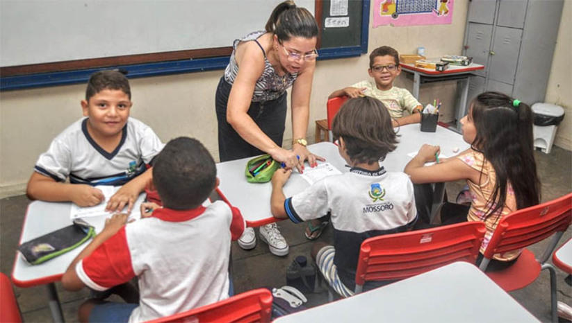 Imagem 1 - Programa que prevê o maior investimento público na educação de Mossoró será lançado nesta terça, 8. O lançamento do “Mossoró Cidade Educação” acontecerá a partir das 9h, no Ginásio Pedro Ciarlini. O programa contemplará da infraestrutura das escolas e Unidades de Educação Infantil (UEIs) às novas tecnologias; do transporte escolar à formação/capacitação dos profissionais; da valorização do servidor à garantia da merenda escolar das crianças. Imagem 1 - Programa que prevê o maior investimento público na educação de Mossoró será lançado nesta terça, 8. O lançamento do “Mossoró Cidade Educação” acontecerá a partir das 9h, no Ginásio Pedro Ciarlini. O programa contemplará da infraestrutura das escolas e Unidades de Educação Infantil (UEIs) às novas tecnologias; do transporte escolar à formação/capacitação dos profissionais; da valorização do servidor à garantia da merenda escolar das crianças.