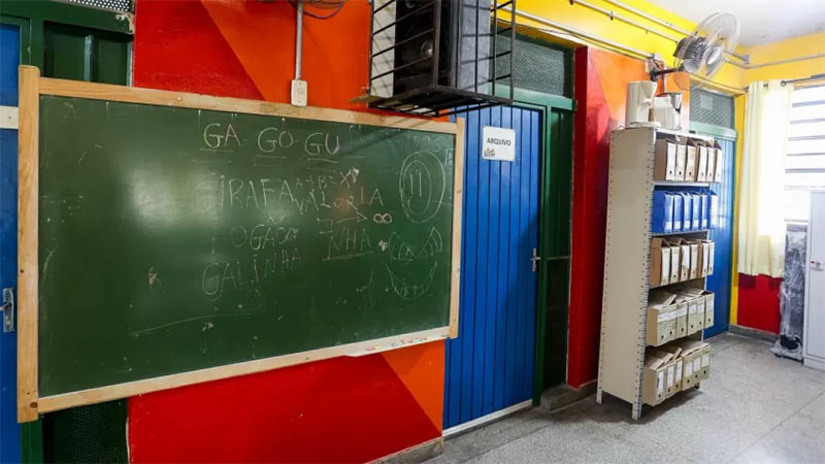 Imagem 1 - Lula terá orçamento 34% menor para investimento em educação do que Bolsonaro quando sumiu. No PLO (Projeto de Lei Orçamentária) de 2019, o governo de Michel Temer (MDB) previa R$ 7,9 bilhões — em valores corrigidos pelo IPCA (Índice Nacional de Preços ao Consumidor Amplo) — para a educação básica, que compreende desde a creche até o ensino médio. Para 2023, a proposta de Bolsonaro é um orçamento de R$ 5,2 bilhões. A verba definitiva para o próximo ano ainda será aprovada pelo Congresso até o final de dezembro. Imagem 1 - Lula terá orçamento 34% menor para investimento em educação do que Bolsonaro quando sumiu. No PLO (Projeto de Lei Orçamentária) de 2019, o governo de Michel Temer (MDB) previa R$ 7,9 bilhões — em valores corrigidos pelo IPCA (Índice Nacional de Preços ao Consumidor Amplo) — para a educação básica, que compreende desde a creche até o ensino médio. Para 2023, a proposta de Bolsonaro é um orçamento de R$ 5,2 bilhões. A verba definitiva para o próximo ano ainda será aprovada pelo Congresso até o final de dezembro.
