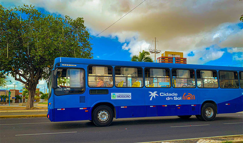 Imagem 1 - Prefeitura de Mossoró abre consulta pública para avaliar e melhorar o transporte coletivo no município. No início de 2021, a Prefeitura de Mossoró criou o programa “Ônibus no Bairro”, que atualmente beneficia mais de 30 regiões e localidades, chegando com linhas de ônibus nos quatro cantos da cidade. Visando melhorar a qualidade do atendimento, o Departamento de Transportes disponibiliza, através de formulário eletrônico (disponível no site da PMM), um questionário sobre o uso e a satisfação do serviço. De acordo com Luís Correia, diretor executivo de Mobilidade, a ideia é receber da população sugestões para melhorar ainda mais o sistema. Imagem 1 - Prefeitura de Mossoró abre consulta pública para avaliar e melhorar o transporte coletivo no município. No início de 2021, a Prefeitura de Mossoró criou o programa “Ônibus no Bairro”, que atualmente beneficia mais de 30 regiões e localidades, chegando com linhas de ônibus nos quatro cantos da cidade. Visando melhorar a qualidade do atendimento, o Departamento de Transportes disponibiliza, através de formulário eletrônico (disponível no site da PMM), um questionário sobre o uso e a satisfação do serviço. De acordo com Luís Correia, diretor executivo de Mobilidade, a ideia é receber da população sugestões para melhorar ainda mais o sistema.
