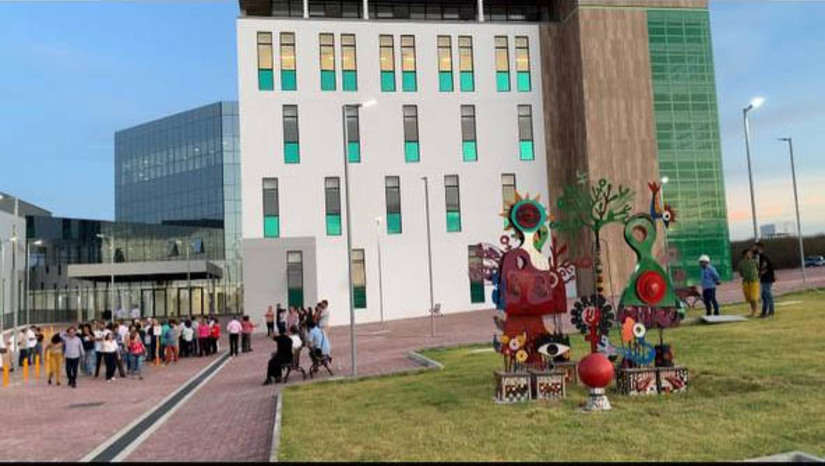 Imagem 1 - Hospital da Mulher será entregue em 31 de dezembro e já funcionará com atendimento ambulatorial. A maior unidade de saúde do Estado, localizada no bairro Costa e Silva, nas proximidades do campus central da Universidade do Estado do Rio Grande do Norte (UERN), está 93% concluída. A previsão de funcionamento pleno é até a metade do ano de 2023. O Hospital da Mulher terá 163 leitos focados na atenção materno-infantil, ginecológica e obstétrica de média e alta complexidade. Deste, 140 leitos serão de UTI. A meta da unidade é realizar cerca de 20 mil atendimentos anuais, a pacientes de mais de 60 municípios. Imagem 1 - Hospital da Mulher será entregue em 31 de dezembro e já funcionará com atendimento ambulatorial. A maior unidade de saúde do Estado, localizada no bairro Costa e Silva, nas proximidades do campus central da Universidade do Estado do Rio Grande do Norte (UERN), está 93% concluída. A previsão de funcionamento pleno é até a metade do ano de 2023. O Hospital da Mulher terá 163 leitos focados na atenção materno-infantil, ginecológica e obstétrica de média e alta complexidade. Deste, 140 leitos serão de UTI. A meta da unidade é realizar cerca de 20 mil atendimentos anuais, a pacientes de mais de 60 municípios.