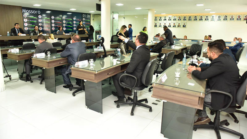 Imagem 1 - Projeto da LOA segue para a Comissão de Orçamento da Câmara com 293 emendas. O PL foi despachado nesta terça-feira (8). De autoria dos 23 vereadores e vereadoras, as emendas propõem novas ações e aperfeiçoam outras já previstas na Lei Orçamentária Anual. Do total, cerca de 200 são emendas impositivas – de execução obrigatória pela Prefeitura. Agora, cabe à Comissão de Orçamento, Finanças e Contabilidade analisá-las e decidir se todas serão acatadas. Imagem 1 - Projeto da LOA segue para a Comissão de Orçamento da Câmara com 293 emendas. O PL foi despachado nesta terça-feira (8). De autoria dos 23 vereadores e vereadoras, as emendas propõem novas ações e aperfeiçoam outras já previstas na Lei Orçamentária Anual. Do total, cerca de 200 são emendas impositivas – de execução obrigatória pela Prefeitura. Agora, cabe à Comissão de Orçamento, Finanças e Contabilidade analisá-las e decidir se todas serão acatadas.