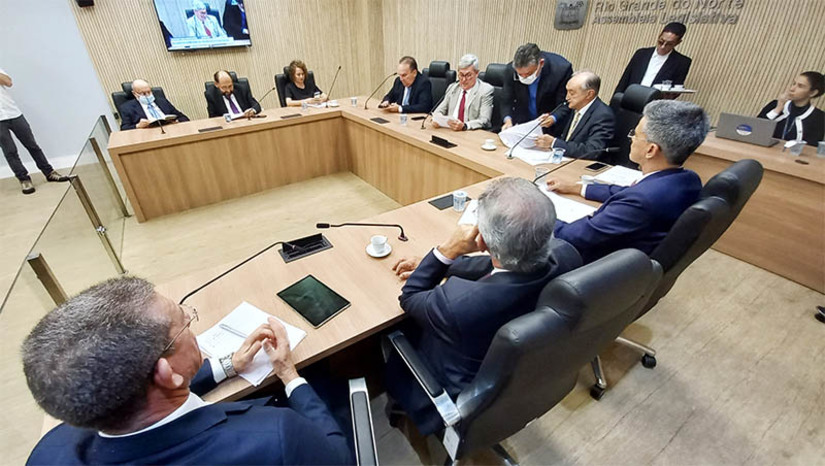Imagem 1 -  Relator do orçamento para 2023, Getúlio Rego propõe emendas coletivas para zerar fila da cirurgia vascular no RN. O deputado foi confirmado como relator do orçamento pelo presidente da Comissão de Finanças e Fiscalização da Assembleia Legislativa, deputado Tomba Farias (PSDB). Ele, que também é médico, alertou que já há relatos de potiguares que morreram aguardando cirurgia. "Poderíamos aproveitar a tramitação do projeto do Orçamento para solicitar informações junto a Secretaria de Saúde, sobre o represamento na fila da regulação para cirurgias vasculares. Seria uma oportunidade para tomarmos conhecimento da real fila represada para que a gente possa, de forma convergente, alocar recursos para resolução dessa questão", sugeriu.