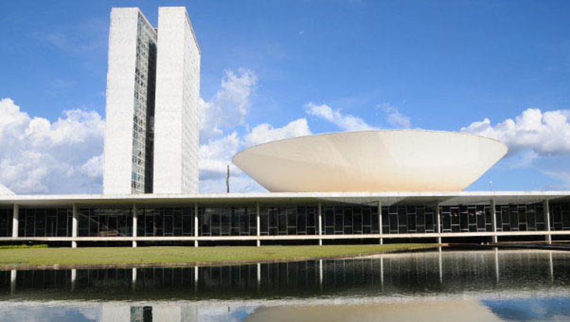 Imagem 1 - Deputados aprovam PL que aumenta as penas de crimes sexuais contra crianças e adolescentes. Trata-se do Projeto de Lei 1776/15, de autoria dos deputados Paulo Freire Costa (PL-SP) e Clarissa Garotinho (União-RJ). O projeto foi aprovado na forma de um substitutivo do relator, deputado Charlles Evangelista (PP-MG). Pelo texto, o condenado por crimes mais graves dessa natureza, previstos no Código Penal ou no Estatuto da Criança e do Adolescente (ECA), não terá direito à saída temporária, passível de concessão para presos com bom comportamento. O projeto também aumentou o número de crimes contra esse público que é considerado hediondo. A proposta será enviada ao Senado. Imagem 1 - Deputados aprovam PL que aumenta as penas de crimes sexuais contra crianças e adolescentes. Trata-se do Projeto de Lei 1776/15, de autoria dos deputados Paulo Freire Costa (PL-SP) e Clarissa Garotinho (União-RJ). O projeto foi aprovado na forma de um substitutivo do relator, deputado Charlles Evangelista (PP-MG). Pelo texto, o condenado por crimes mais graves dessa natureza, previstos no Código Penal ou no Estatuto da Criança e do Adolescente (ECA), não terá direito à saída temporária, passível de concessão para presos com bom comportamento. O projeto também aumentou o número de crimes contra esse público que é considerado hediondo. A proposta será enviada ao Senado.