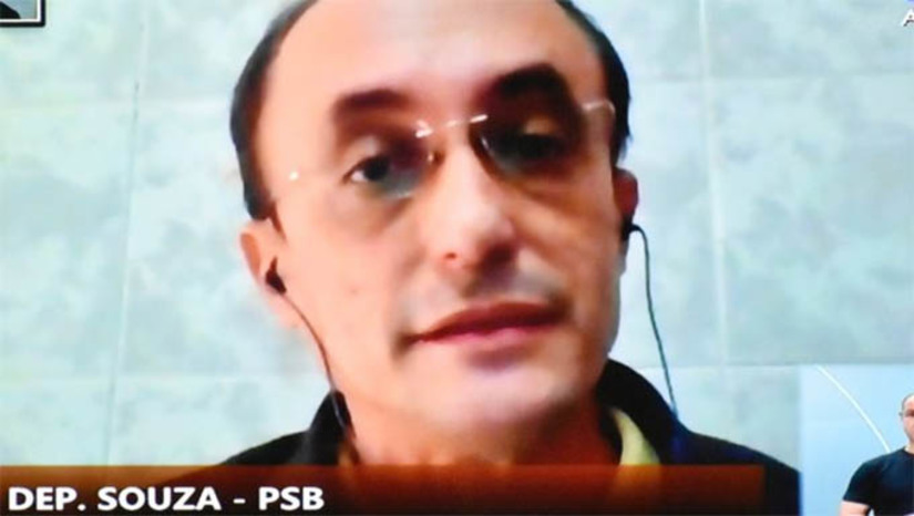 Imagem 1 -  Em seu discurso, Souza chamou atenção do Governo do Estado para que reveja o decreto que tornou Área de Preservação Ambiental (APA) a região litorânea do Porto do Mangue. Ele afirmou que o decreto do então Governo Robinson Faria não discutiu com os municípios e envolveu a área urbana do município de Porto do Mangue, impedindo agora, a possível implantação de um porto graneleiro.
