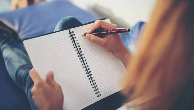 Imagem 1 - Inep disponibiliza Cartilha do Participante para a redação do Enem 2022. O manual tem por objetivo ajudar os estudantes na elaboração textual da única parte dissertativa do Exame. A cartilha traz exemplos de redações nota 1.000 da última edição do exame, com comentários que analisam as escolhas textuais. O exemplar também esclarece como deve ser a estrutura da redação e informa qual é a metodologia da correção da prova. O material está disponível para download nos sites do MEC e do Inep. Imagem 1 - Inep disponibiliza Cartilha do Participante para a redação do Enem 2022. O manual tem por objetivo ajudar os estudantes na elaboração textual da única parte dissertativa do Exame. A cartilha traz exemplos de redações nota 1.000 da última edição do exame, com comentários que analisam as escolhas textuais. O exemplar também esclarece como deve ser a estrutura da redação e informa qual é a metodologia da correção da prova. O material está disponível para download nos sites do MEC e do Inep.
