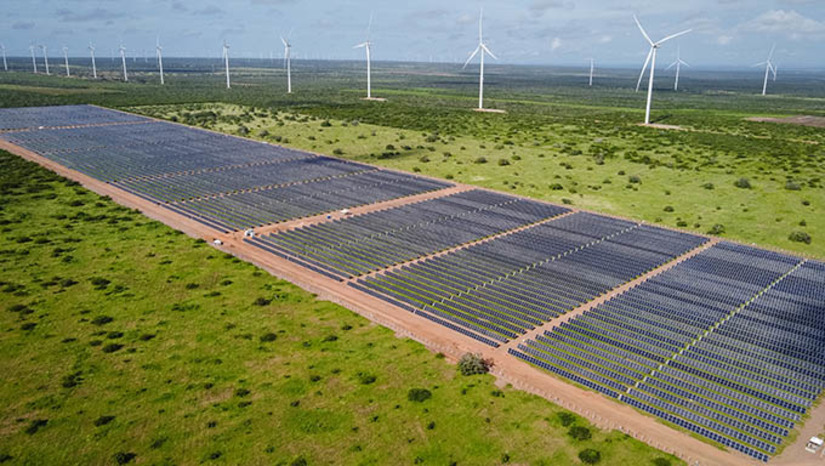 Imagem 1 - Usinas do complexo Serra Branca reforçam pioneirismo do Rio Grande do Norte na transição energética. As plantas solares Serra do Mel 1 e 2, somam 320 MW de capacidade instalada e fazem parte do maior cluster da companhia no mundo, que possui potencial de 2,4 GW e conta com diversas usinas em operação e centenas de megawatts de projetos em desenvolvimento. Em outubro, quando as usinas solares atingiram 100% de operação comercial, a Voltalia alcançou o marco de mais de 1 GW em operação no Rio Grande do Norte. Imagem 1 - Usinas do complexo Serra Branca reforçam pioneirismo do Rio Grande do Norte na transição energética. As plantas solares Serra do Mel 1 e 2, somam 320 MW de capacidade instalada e fazem parte do maior cluster da companhia no mundo, que possui potencial de 2,4 GW e conta com diversas usinas em operação e centenas de megawatts de projetos em desenvolvimento. Em outubro, quando as usinas solares atingiram 100% de operação comercial, a Voltalia alcançou o marco de mais de 1 GW em operação no Rio Grande do Norte.