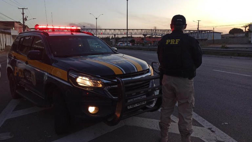 Imagem 1 -  PRF inicia Operação Proclamação da República e orienta condutores para uma viagem segura. Desta sexta-feira (11) até a próxima terça-feira (11), será reforçado o policiamento ostensivo preventivo em locais e horários de maior incidência de acidentes graves e de criminalidade, de acordo com as estatísticas. Devido ao feriado prolongado, o que aumenta o fluxo de veículos nas rodovias, a instituição irá direcionar ações de policiamento e fiscalização com foco na segurança viária, em especial na prevenção e redução da gravidade dos acidentes de trânsito, bem como intensificar o enfrentamento à criminalidade no período.