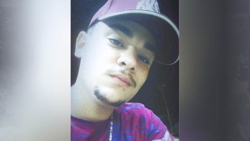 Imagem 1 -  Jovem de 20 anos morre no HRTM após ser baleado no bairro Vingt Rosado, em Mossoró. O caso aconteceu por volta das 15h30 desta quinta-feira (10). Antônio Victor Queiroz, de 20 anos, estava pintando uma casa, na companhia de outro homem, quando ambos foram surpreendidos por suspeitos armados, que atiraram contra eles. Os dois foram feridos e socorridos para o Hospital Regional Tarcísio Maia. À noite, Victor acabou não resistindo. O estado de saúde da outra vítima é desconhecido. A Polícia Civil vai investigar o caso.