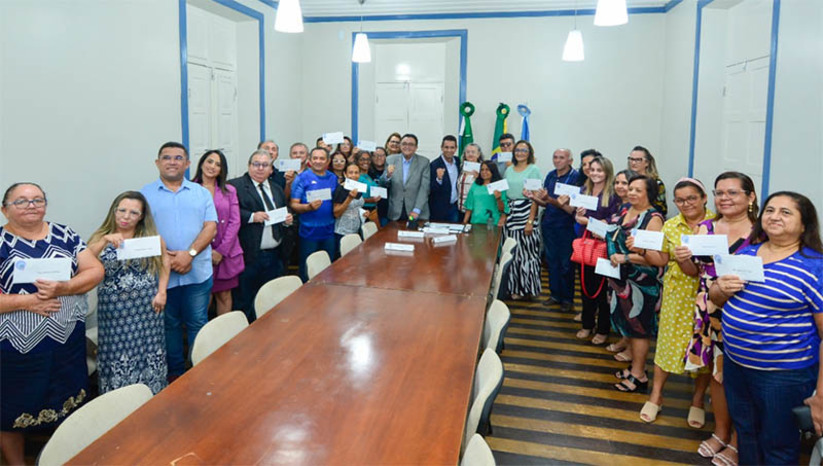 Imagem 1 - PMM entrega portarias de aposentadorias e pensões a cerca de 40 servidores do município. A solenidade de entrega dos documentos, concedidos por meio do Instituto Municipal de Previdência Social dos Servidores de Mossoró (PREVI), foi realizada na tarde desta quinta-feira (10), no Salão dos Grandes Atos do Palácio da Resistência, sede da Prefeitura. “Foram 44 anos de dedicação à educação e especificamente no Município foram 30 anos. A gente hoje se sente feliz, agradecido a Deus, por ter vencido essa batalha tão grande. Durante todos esses anos sempre lutei por um ensino de qualidade. Por onde eu estive, e acho que dentro das limitações, eu cumpri o meu papel na educação de Mossoró e do Rio Grande do Norte”, disse o professor Honório Félix, celebrando a conquista de sua aposentadoria. Imagem 1 - PMM entrega portarias de aposentadorias e pensões a cerca de 40 servidores do município. A solenidade de entrega dos documentos, concedidos por meio do Instituto Municipal de Previdência Social dos Servidores de Mossoró (PREVI), foi realizada na tarde desta quinta-feira (10), no Salão dos Grandes Atos do Palácio da Resistência, sede da Prefeitura. “Foram 44 anos de dedicação à educação e especificamente no Município foram 30 anos. A gente hoje se sente feliz, agradecido a Deus, por ter vencido essa batalha tão grande. Durante todos esses anos sempre lutei por um ensino de qualidade. Por onde eu estive, e acho que dentro das limitações, eu cumpri o meu papel na educação de Mossoró e do Rio Grande do Norte”, disse o professor Honório Félix, celebrando a conquista de sua aposentadoria.