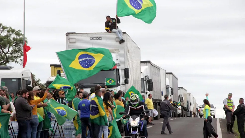 Imagem 1 - Moraes ainda estendeu a decisão de desbloqueio das rodovias também para as vias públicas em cidades. E determinou multa aos financiadores que garantem a infraestrutura dos atos antidemocráticos, como instalação de banheiros químicos, barracas e alimentação. Na decisão, o ministro aponta que a "persistência de atos criminosos e antidemocráticos em todo o país, contrários à democracia, ao Estado de Direito e à proclamação do resultado das eleições" recomenda a extensão da decisão anterior "em todo o território nacional". Imagem 1 - Moraes ainda estendeu a decisão de desbloqueio das rodovias também para as vias públicas em cidades. E determinou multa aos financiadores que garantem a infraestrutura dos atos antidemocráticos, como instalação de banheiros químicos, barracas e alimentação. Na decisão, o ministro aponta que a "persistência de atos criminosos e antidemocráticos em todo o país, contrários à democracia, ao Estado de Direito e à proclamação do resultado das eleições" recomenda a extensão da decisão anterior "em todo o território nacional".