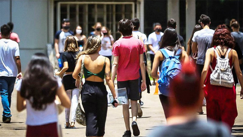 Imagem 1 - Mais de 65 mil inscritos compareceram ao 1º dia de Enem no RN; em todo o país foram mais de 2,4 milhões. O número corresponde aos inscritos nas duas versões do exame (impressa e digital). Entre os presentes no Rio Grande do Norte, 64.598 realizaram as provas em papel, e 809 no computador. Os dados são preliminares, tendo em vista que os números conclusivos dependem da apuração definitiva do consórcio aplicador. Os participantes realizaram provas de linguagens, códigos e suas tecnologias, ciências humanas e suas tecnologias, além da redação. O exame continuará no próximo domingo, 20 de novembro, quando será a vez de resolver itens de ciências da natureza e suas tecnologias, e matemática e suas tecnologias. O Inep divulgará os gabaritos até o dia 23 deste mês, conforme previsto em edital. Imagem 1 - Mais de 65 mil inscritos compareceram ao 1º dia de Enem no RN; em todo o país foram mais de 2,4 milhões. O número corresponde aos inscritos nas duas versões do exame (impressa e digital). Entre os presentes no Rio Grande do Norte, 64.598 realizaram as provas em papel, e 809 no computador. Os dados são preliminares, tendo em vista que os números conclusivos dependem da apuração definitiva do consórcio aplicador. Os participantes realizaram provas de linguagens, códigos e suas tecnologias, ciências humanas e suas tecnologias, além da redação. O exame continuará no próximo domingo, 20 de novembro, quando será a vez de resolver itens de ciências da natureza e suas tecnologias, e matemática e suas tecnologias. O Inep divulgará os gabaritos até o dia 23 deste mês, conforme previsto em edital.