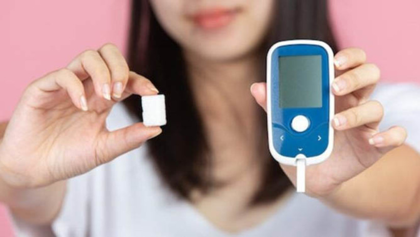 Imagem 1 - Médico destaca a importância de manter um estilo de vida saudável para prevenir a diabetes . De acordo com o médico Ricardo Bezerra, coordenador de Inteligência em Saúde do Hapvida NotreDame Intermédica, a doença é provocada pelo acúmulo de açúcar no sangue: "Um açúcar que por estar em quantidade tão alta que o corpo não consegue metabolizar e vai se depositando no organismo e causando danos que, no começo, são quase imperceptíveis". Ricardo alerta que, por cerca de dez anos, as consequências são imperceptíveis, até o surgimento de sintomas que levam ao diagnóstico. Imagem 1 - Médico destaca a importância de manter um estilo de vida saudável para prevenir a diabetes . De acordo com o médico Ricardo Bezerra, coordenador de Inteligência em Saúde do Hapvida NotreDame Intermédica, a doença é provocada pelo acúmulo de açúcar no sangue: "Um açúcar que por estar em quantidade tão alta que o corpo não consegue metabolizar e vai se depositando no organismo e causando danos que, no começo, são quase imperceptíveis". Ricardo alerta que, por cerca de dez anos, as consequências são imperceptíveis, até o surgimento de sintomas que levam ao diagnóstico.
