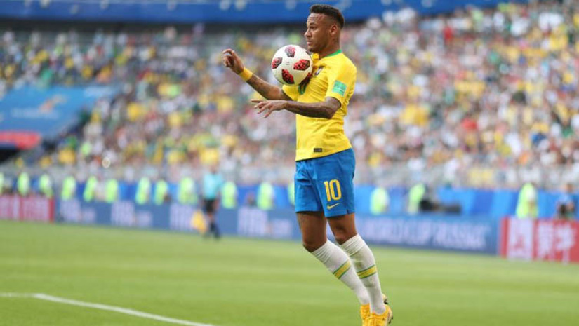 Imagem 1 - Copa de 2022 pode ser a última de Neymar como grande estrela da seleção. Com 30 anos de idade, o jogador do PSG (França) tem possibilidades reais de entrar em campo para defender o Brasil em outro Mundial, mas provavelmente como coadjuvante de uma seleção que passa por um processo de renovação acelerado e que em um futuro próximo pode ter nomes como Vinícius Júnior, Rodrygo e Lucas Paquetá no papel de grande estrela. No mundial de 2022, a seleção brasileira irá estrear no próximo dia 24, em jogo às 16h, contra a seleção da Sérvia. Imagem 1 - Copa de 2022 pode ser a última de Neymar como grande estrela da seleção. Com 30 anos de idade, o jogador do PSG (França) tem possibilidades reais de entrar em campo para defender o Brasil em outro Mundial, mas provavelmente como coadjuvante de uma seleção que passa por um processo de renovação acelerado e que em um futuro próximo pode ter nomes como Vinícius Júnior, Rodrygo e Lucas Paquetá no papel de grande estrela. No mundial de 2022, a seleção brasileira irá estrear no próximo dia 24, em jogo às 16h, contra a seleção da Sérvia.