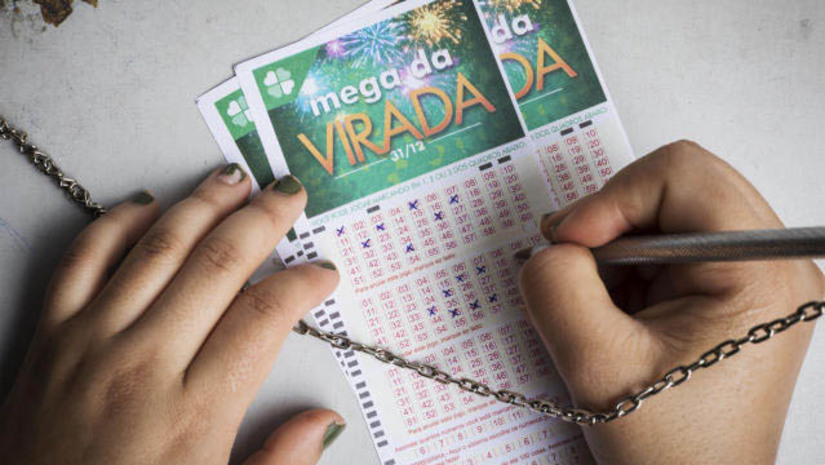Imagem 1 - Com maior prêmio da história das Loterias Caixa, aposta na Mega da Virada já podem ser realizadas. As apostas no concurso especial 2.550 foram iniciadas nesta quarta-feira (16). As apostas devem ser feitas com volante específico da Mega da Virada em qualquer lotérica do país, além do app Loterias CAIXA, disponível para iOS e Android, e do Portal Loterias CAIXA. O prêmio não acumula. Caso apenas haja apenas um ganhador e este aplique todo o valor na Poupança da CAIXA, receberá R$ 2,7 milhões no primeiro mês. O dinheiro do prêmio é suficiente para comprar 50 mansões, no valor de R$ 9 milhões cada. Imagem 1 - Com maior prêmio da história das Loterias Caixa, aposta na Mega da Virada já podem ser realizadas. As apostas no concurso especial 2.550 foram iniciadas nesta quarta-feira (16). As apostas devem ser feitas com volante específico da Mega da Virada em qualquer lotérica do país, além do app Loterias CAIXA, disponível para iOS e Android, e do Portal Loterias CAIXA. O prêmio não acumula. Caso apenas haja apenas um ganhador e este aplique todo o valor na Poupança da CAIXA, receberá R$ 2,7 milhões no primeiro mês. O dinheiro do prêmio é suficiente para comprar 50 mansões, no valor de R$ 9 milhões cada.